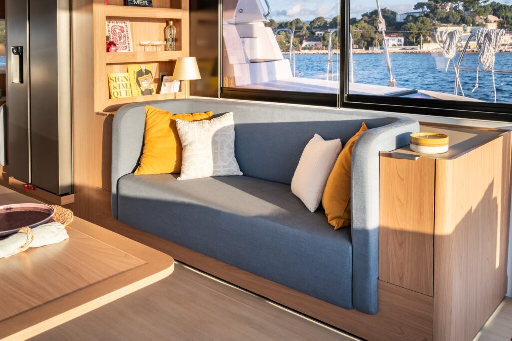 Katamaran BALI 5.2 OPEN SPACE – wypoczynkowa kanapa w salonie z designerskimi detalami